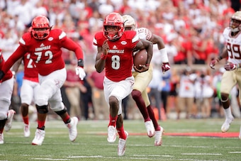LOUISVILLE, KY - SEPTEMBER 17:  Lamar Jackson #8 of the Louisville Cardinals  runs for a touchdown against the Florida State Seminoles  at Papa John's Cardinal Stadium on September 17, 2016 in Louisville, Kentucky.  (Photo by Andy Lyons/Getty Images)