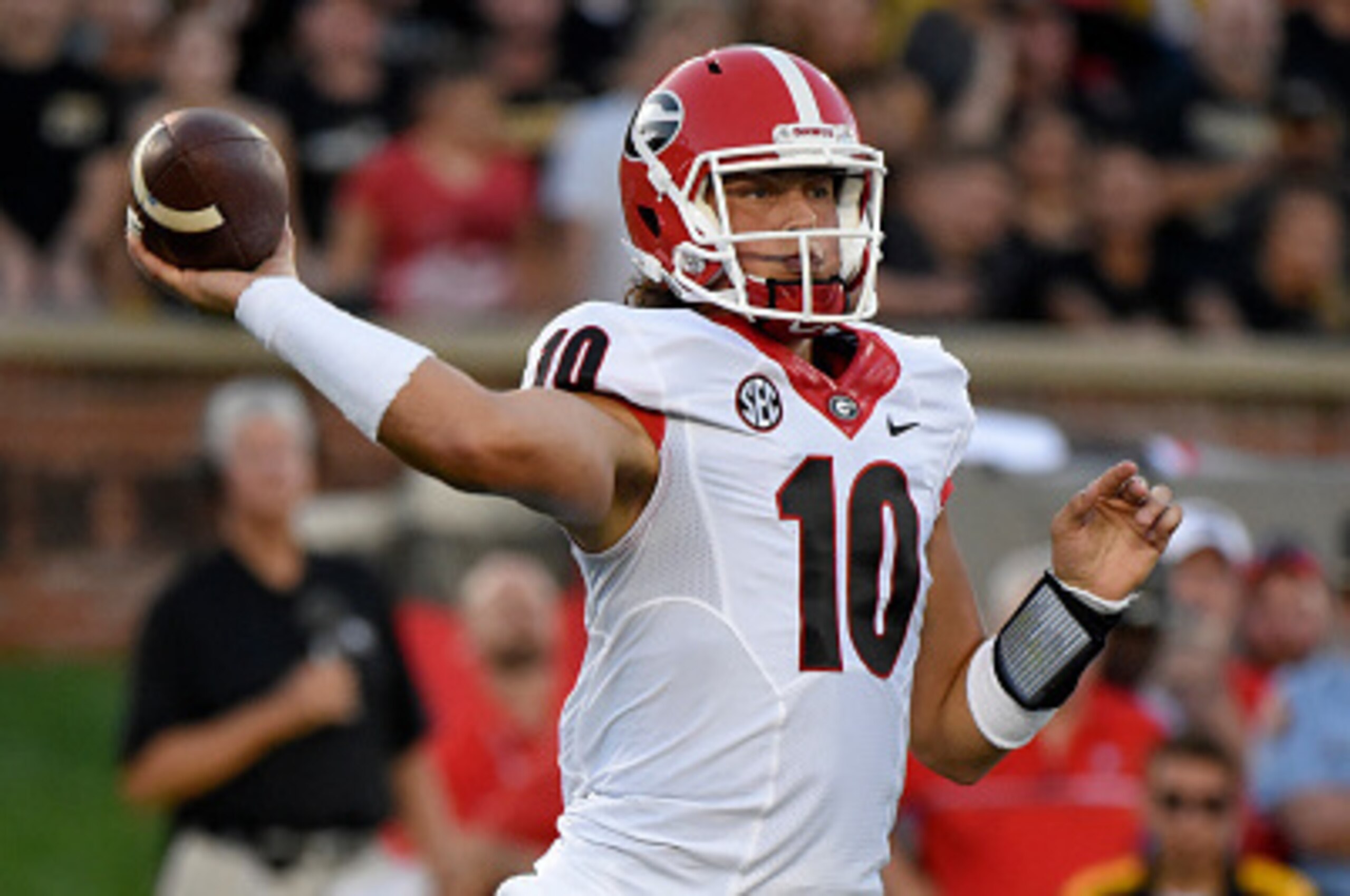 COLUMBIA, MO - SEPTEMBER 17:  Jacob Eason #10 of the Georgia Bulldogs drops back for a pass against the Missouri Tigers in the first quarter at Memorial Stadium on September 17, 2016 in Columbia, Missouri. (Photo by Ed Zurga/Getty Images)