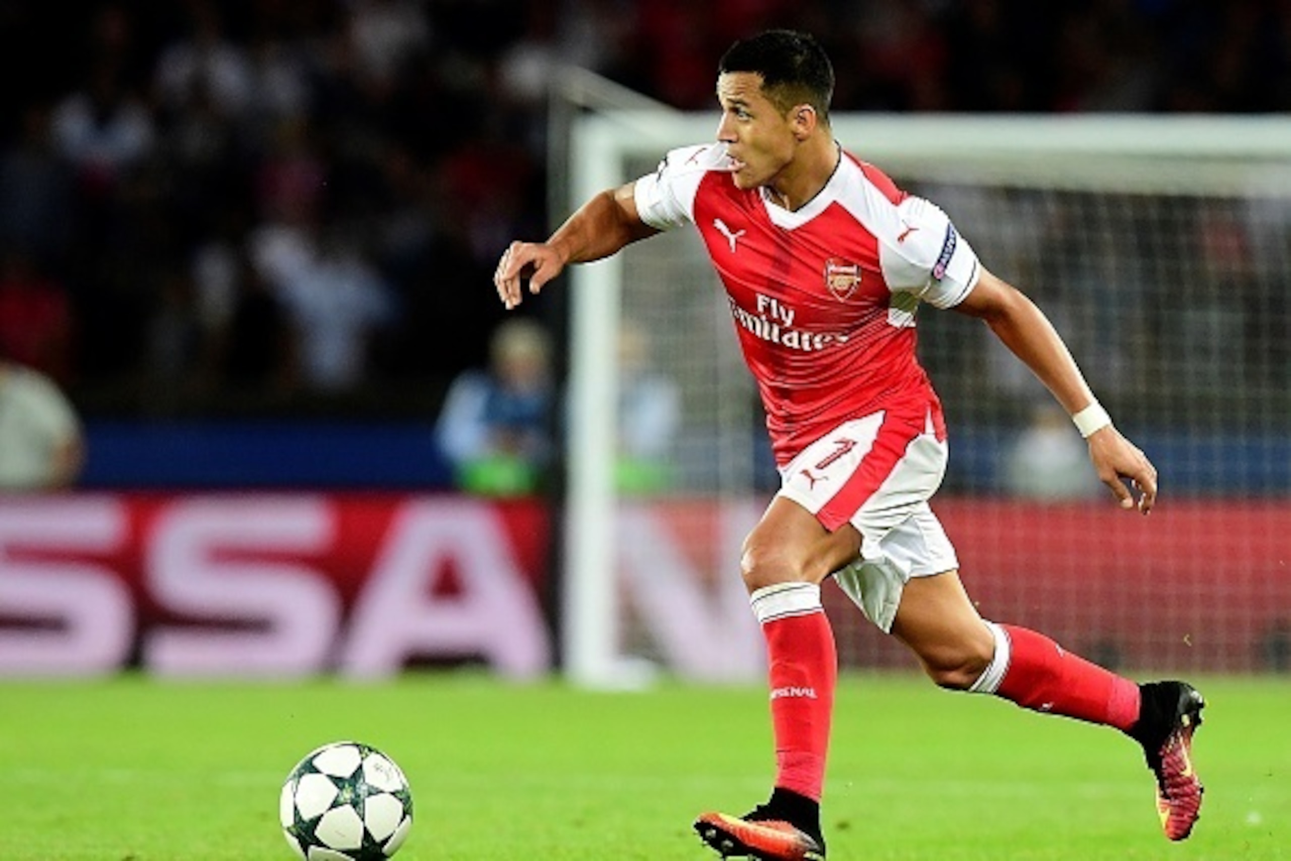 Arsenal's Chilean striker Alexis Sanchez controls the ball during the UEFA Champions League Group A football match Paris-Saint-Germain vs Arsenal FC, on September 13, 2016 at the Parc des Princes stadium in Paris.  / AFP / FRANCK FIFE        (Photo credit