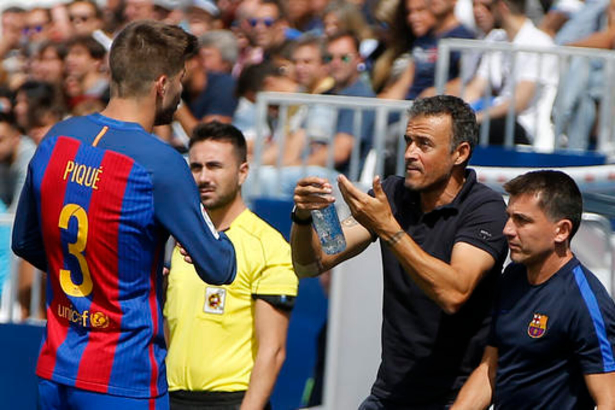 Lucho instructs Gerard Pique.