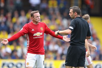 WATFORD, ENGLAND - SEPTEMBER 18: Wayne Rooney of Manchester United (L) argues with referee Michael Oliver during the Premier League match between Watford and Manchester United at Vicarage Road on September 18, 2016 in Watford, England.  (Photo by Richard 