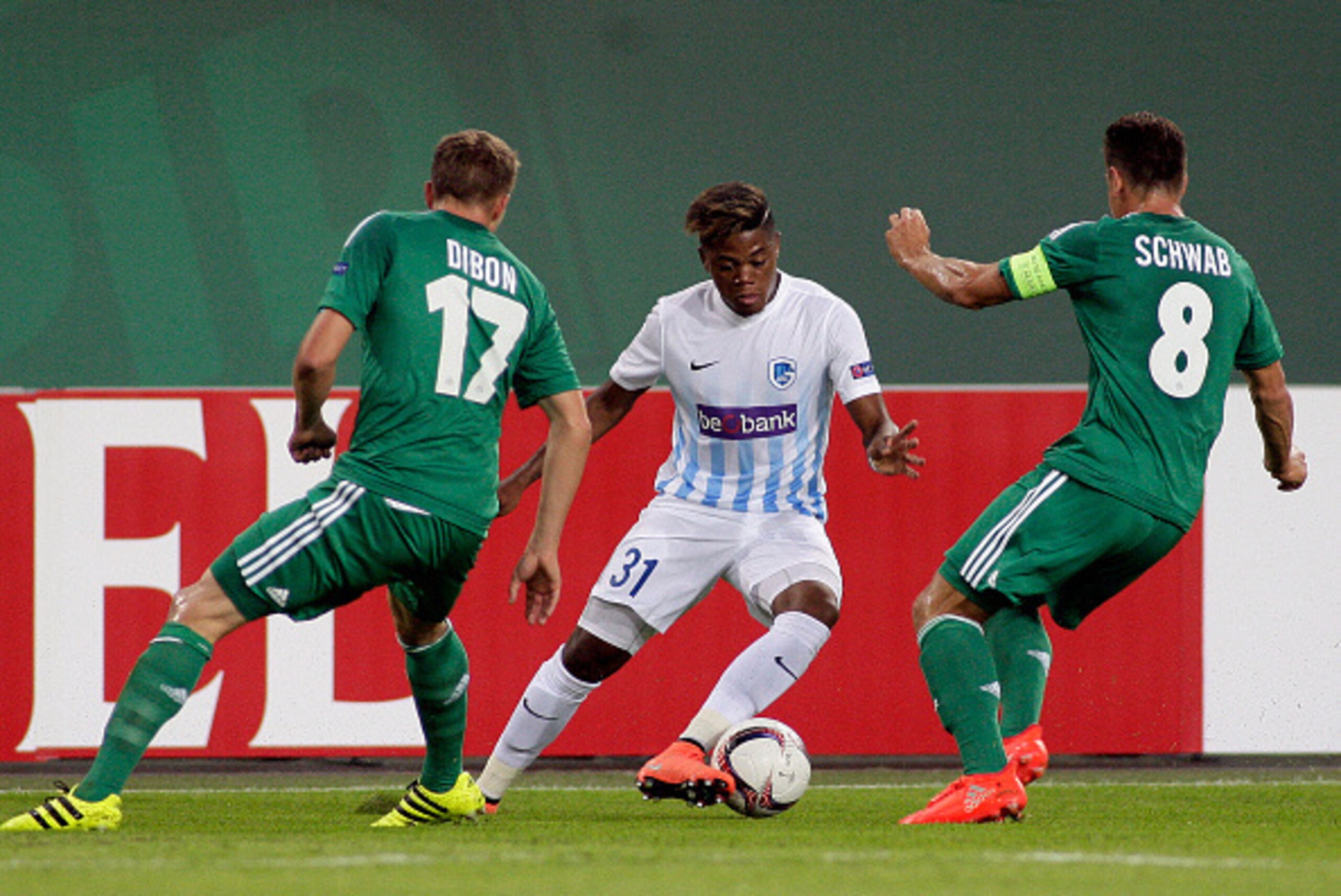 Christopher Dibon (L) and Stefan Schwab (R) of Rapid vie for the ball with Leon Bailey of Genk during the UEFA Europa League Group F football match Rapid Vienna v Genk in Vienna, Austria on September 15, 2016. / AFP / DANIEL MIHAILESCU        (Photo credi