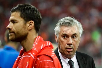 Alonso (l.) also played under Ancelotti (r.) at Real Madrid in the 2013-14 season.