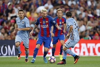 (L-R) Karol Linetty of U.C. Sampdoria, Lionel Messi of FC Barcelona, Ivan Rakitic of FC Barcelona, Lucas Sebastian Torreira of U.C. Sampdoria during the Trofeu Joan Gamper match between FC Barcelona and UC Sampdoria on August 10, 2016 at the Camp Nou stad