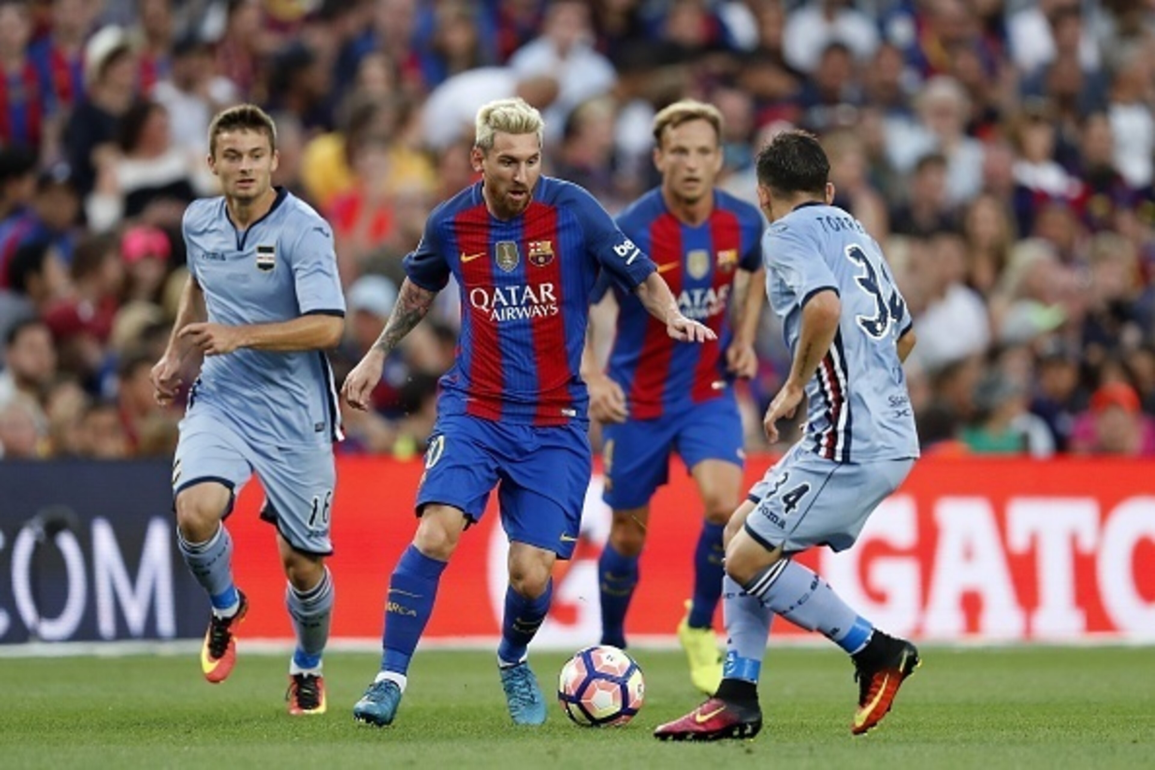 (L-R) Karol Linetty of U.C. Sampdoria, Lionel Messi of FC Barcelona, Ivan Rakitic of FC Barcelona, Lucas Sebastian Torreira of U.C. Sampdoria during the Trofeu Joan Gamper match between FC Barcelona and UC Sampdoria on August 10, 2016 at the Camp Nou stad