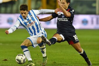 PESCARA, ITALY - FEBRUARY 12: Lucas Torreira of Pescara Calcio and Alessio Vita of Vicenza Calcio in action during the Serie B match between Pescara Calcio and Vicenza Calcio at Adriatico Stadium on February 12, 2016 in Pescara, Italy.  (Photo by Giuseppe