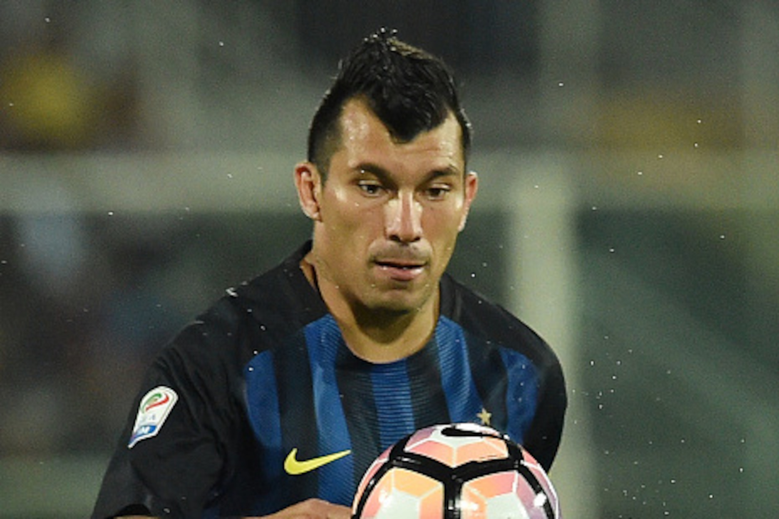 PESCARA, ITALY - SEPTEMBER 11:  Gary Medel of FC Internazionale in action during the Serie A match between Pescara Calcio and FC Internazionale at Adriatico Stadium on September 11, 2016 in Pescara, Italy.  (Photo by Giuseppe Bellini/Getty Images)