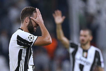 Juventus' Argentinian forward Gonzalo Higuain  reacts at the end of the UEFA Champions League football match between Juventus and Sevilla at the Juventus Stadium in Turin on September 14, 2016.   / AFP / MARCO BERTORELLO        (Photo credit should read M