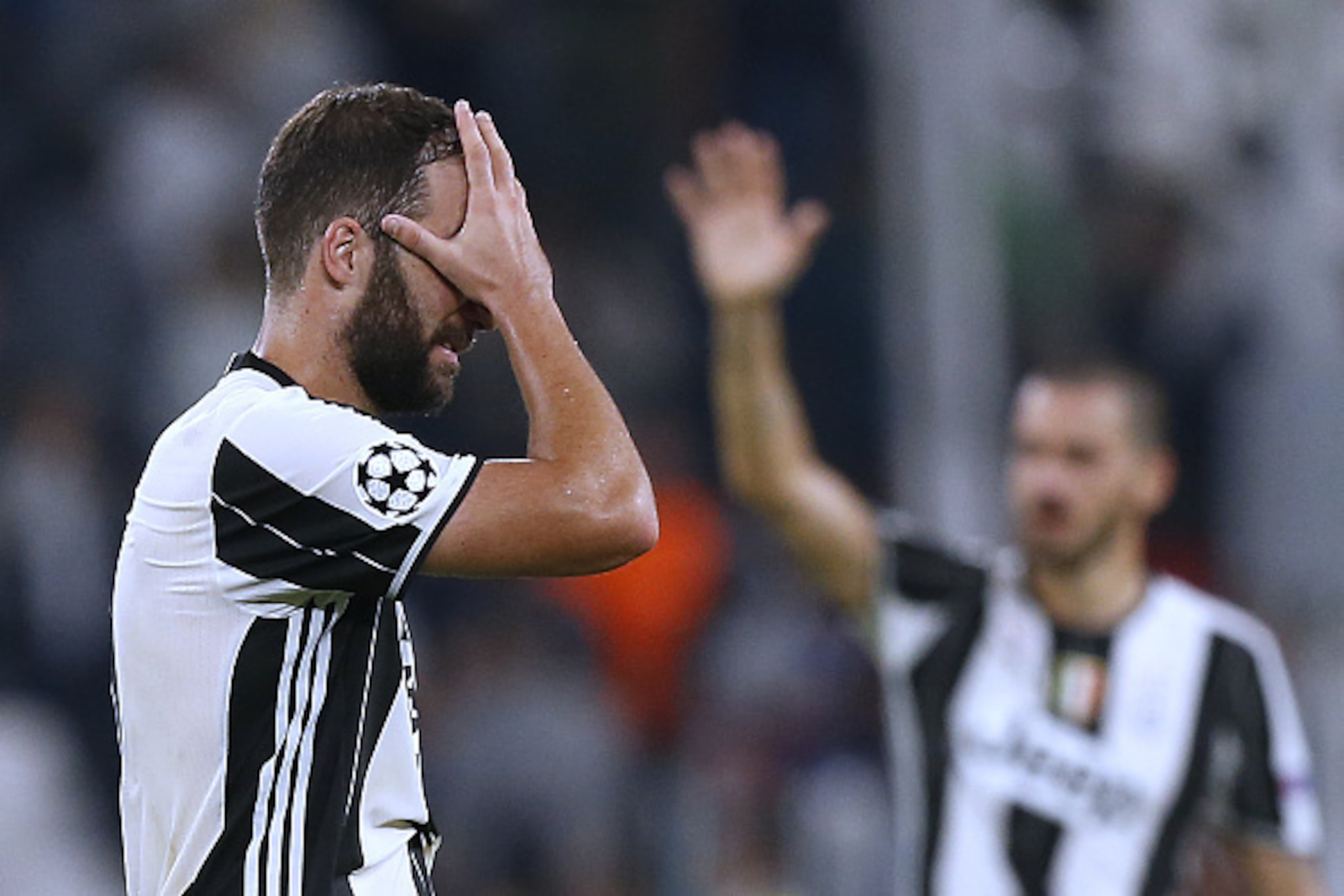 Juventus' Argentinian forward Gonzalo Higuain  reacts at the end of the UEFA Champions League football match between Juventus and Sevilla at the Juventus Stadium in Turin on September 14, 2016.   / AFP / MARCO BERTORELLO        (Photo credit should read M