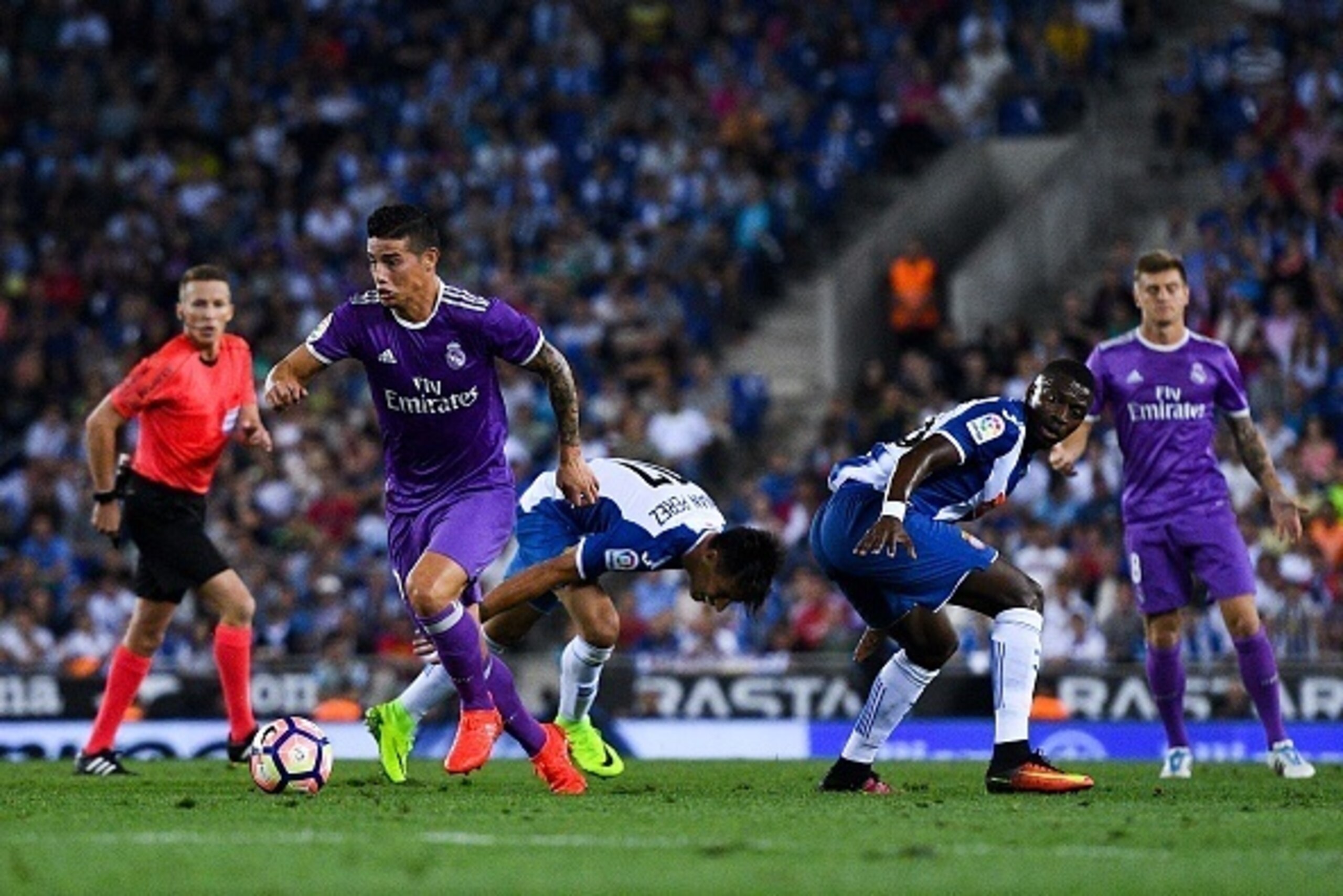 BARCELONA, SPAIN - SEPTEMBER 18:  James Rodriguez of Real Madrid CF competes for the ball with Hernan Perez (L) and Pape diopof RCD Espanyol on his way to score the opening goal during the La Liga match between RCD Espanyol and Real Madrid CF at the RCDE 