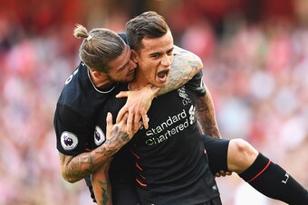 LONDON, ENGLAND - AUGUST 14:  Philippe Coutinho of Liverpool celebrates scoring his free kick with Alberto Moreno during the Premier League match between Arsenal and Liverpool at Emirates Stadium on August 14, 2016 in London, England.  (Photo by Mike Hewi