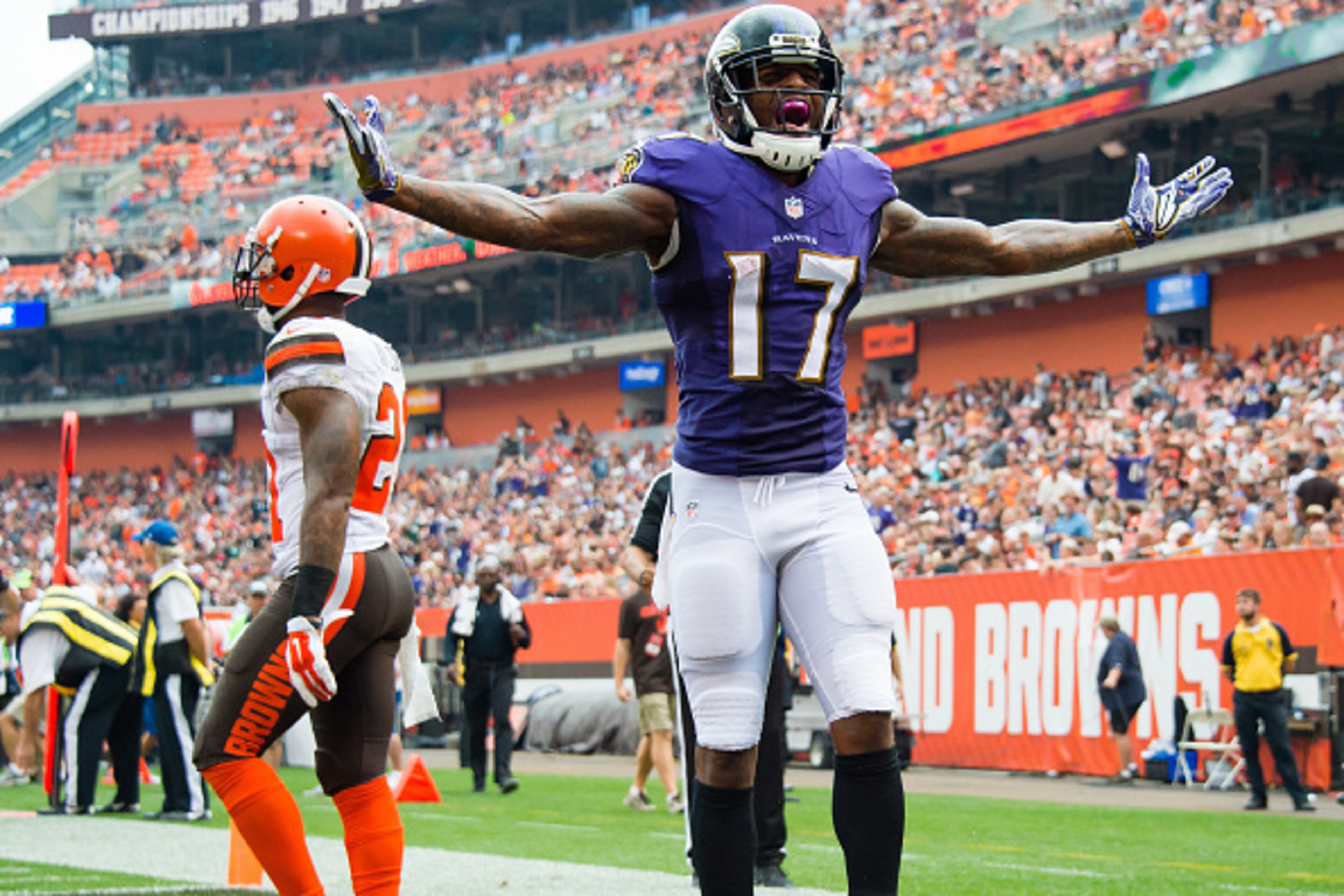CLEVELAND, OH - SEPTEMBER 18: Wide receiver Mike Wallace #17 of the Baltimore Ravens celebrates after catching a 17 yard touchdown pass from quarterback Joe Flacco #5 during the third quarter against the Cleveland Browns at FirstEnergy Stadium on Septembe