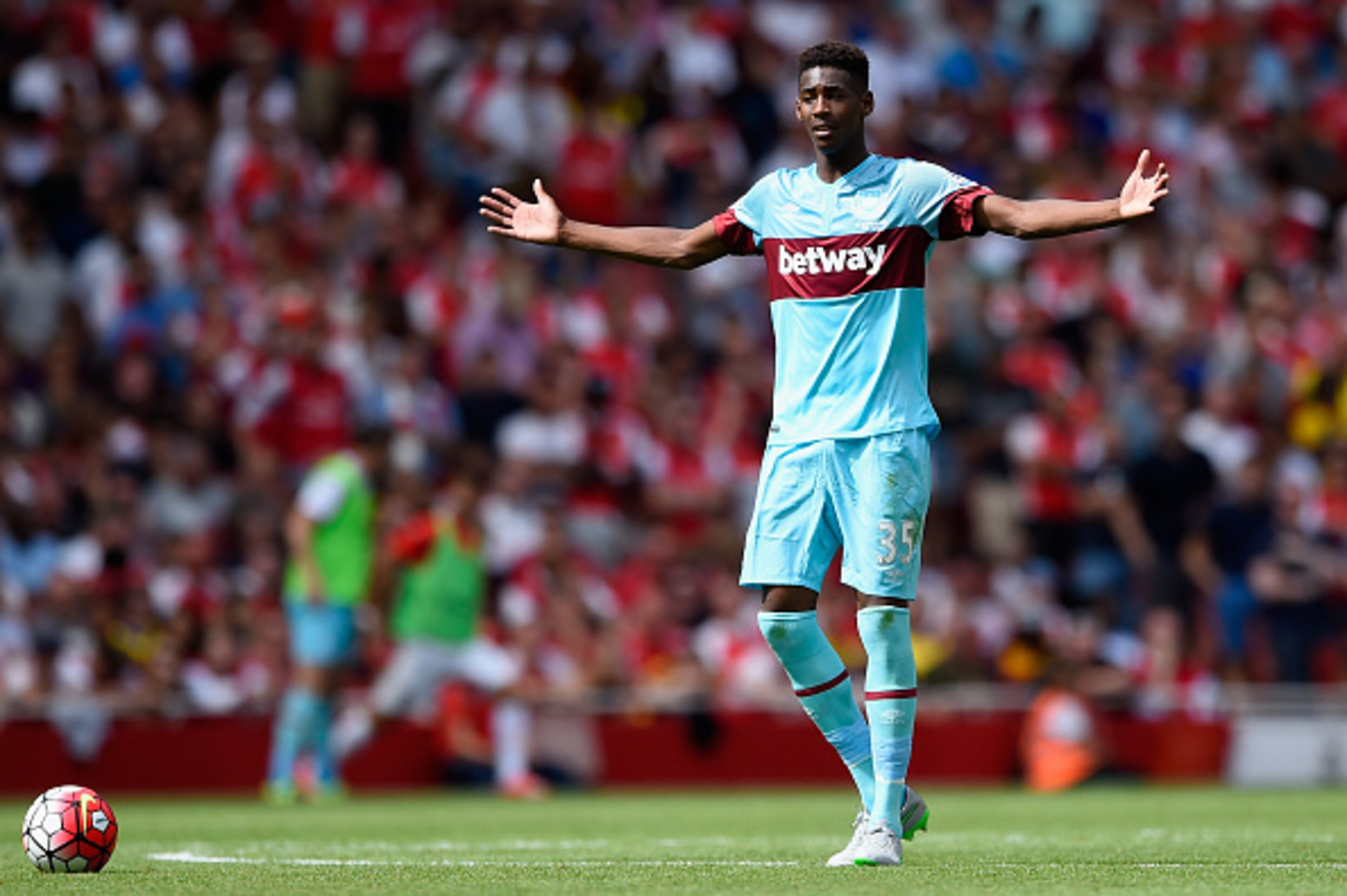 LONDON, ENGLAND - AUGUST 09:  Reece Oxford of West Ham in action during the Barclays Premier League match between Arsenal and West Ham United at Emirates Stadium on August 9, 2015 in London, England.  (Photo by Mike Hewitt/Getty Images)