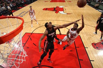 CHICAGO, IL - MARCH 11:  Aaron Brooks #0 of the Chicago Bulls shoots against Hassan Whiteside #21 of the Miami Heat on March 11, 2016 at the United Center in Chicago, Illinois. NOTE TO USER: User expressly acknowledges and agrees that, by downloading and 