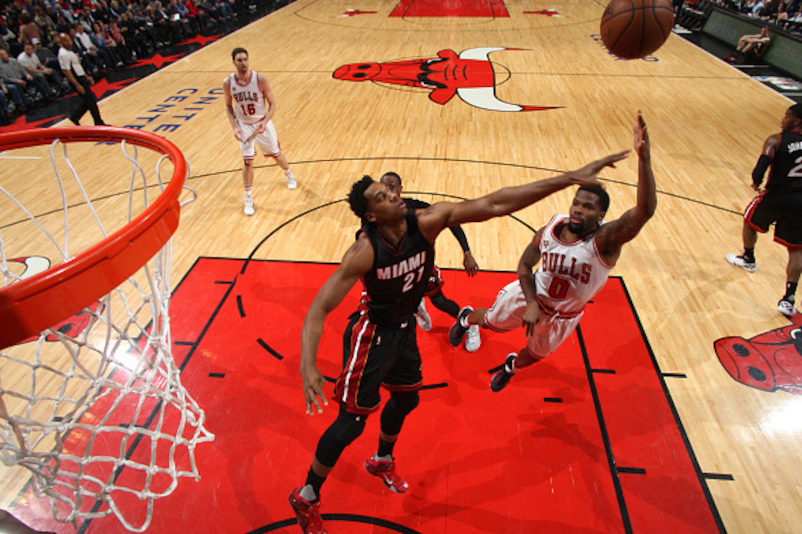 CHICAGO, IL - MARCH 11:  Aaron Brooks #0 of the Chicago Bulls shoots against Hassan Whiteside #21 of the Miami Heat on March 11, 2016 at the United Center in Chicago, Illinois. NOTE TO USER: User expressly acknowledges and agrees that, by downloading and 