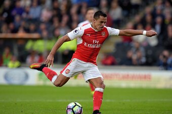 HULL, ENGLAND - SEPTEMBER 17:  Alexis Sanchez of Arsenal during the Premier League match between Hull City and Arsenal at KCOM Stadium on September 17, 2016 in Hull, England.  (Photo by Tony Marshall/Getty Images)