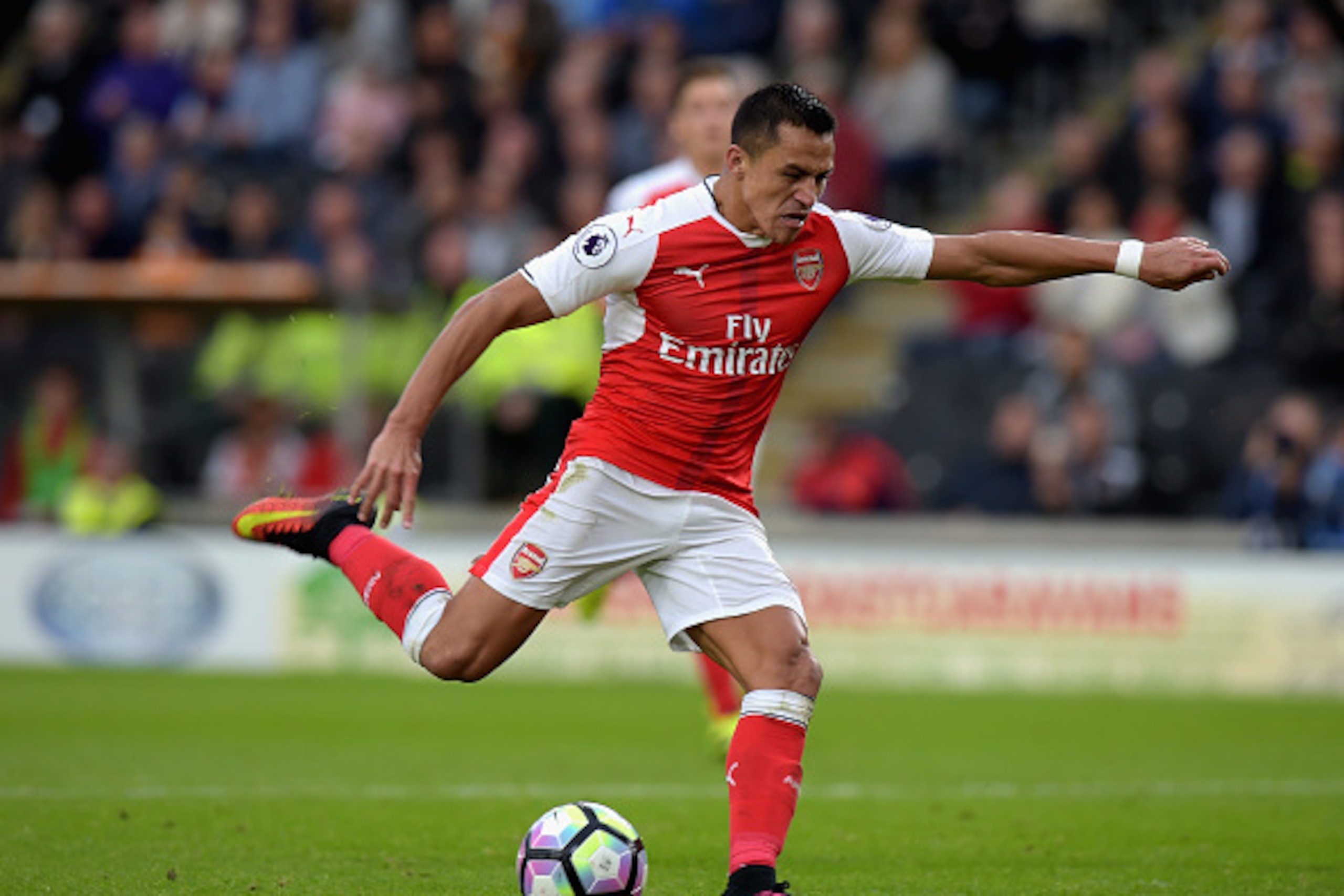 HULL, ENGLAND - SEPTEMBER 17:  Alexis Sanchez of Arsenal during the Premier League match between Hull City and Arsenal at KCOM Stadium on September 17, 2016 in Hull, England.  (Photo by Tony Marshall/Getty Images)