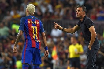 Barcelona's coach Luis Enrique (R) gives instructions to Barcelona's Brazilian forward Neymar during the UEFA Champions League football match FC Barcelona vs Celtic FC at the Camp Nou stadium in Barcelona on September 13, 2016. / AFP / LLUIS GENE        (