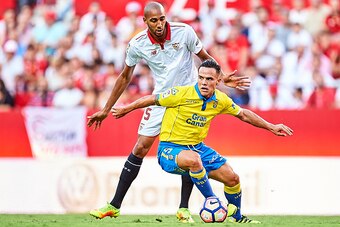 SEVILLE, SPAIN - SEPTEMBER 10:  Roque Mesa of Union Deportiva Las Palmas (R) being followed by Steven N'Zonzi of Sevilla FC (L) during the match between Sevilla FC vs UD Las Palmas as part of La Liga at Estadio Ramon Sanchez Pizjuan on September 10, 2016 