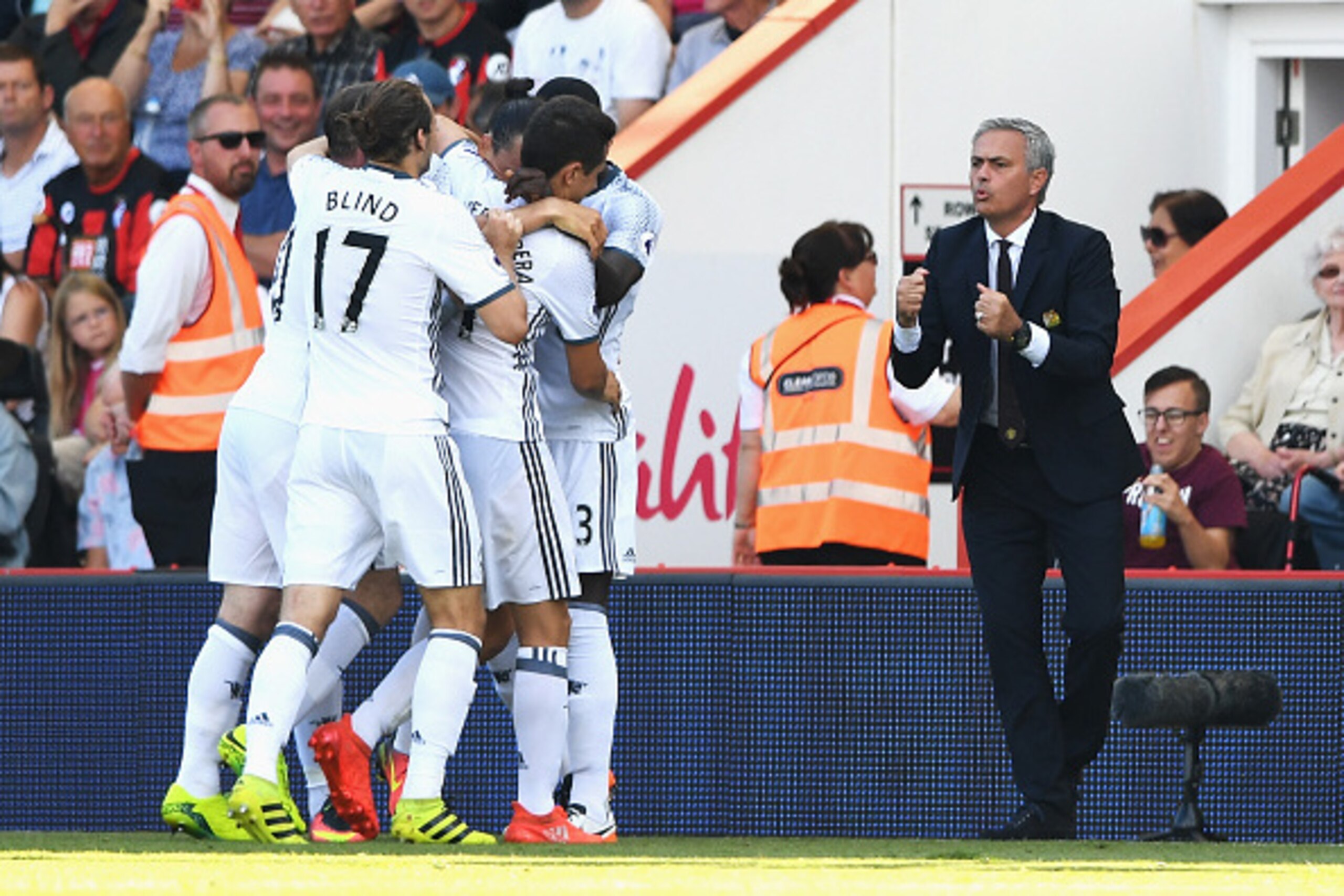 BOURNEMOUTH, ENGLAND - AUGUST 14:  Manager of Manchester United, Jose Mourinho talks to his players after the goal scored by Zlatan Ibrahimovic of Manchester United during the Premier League match between AFC Bournemouth and Manchester United at Vitality 