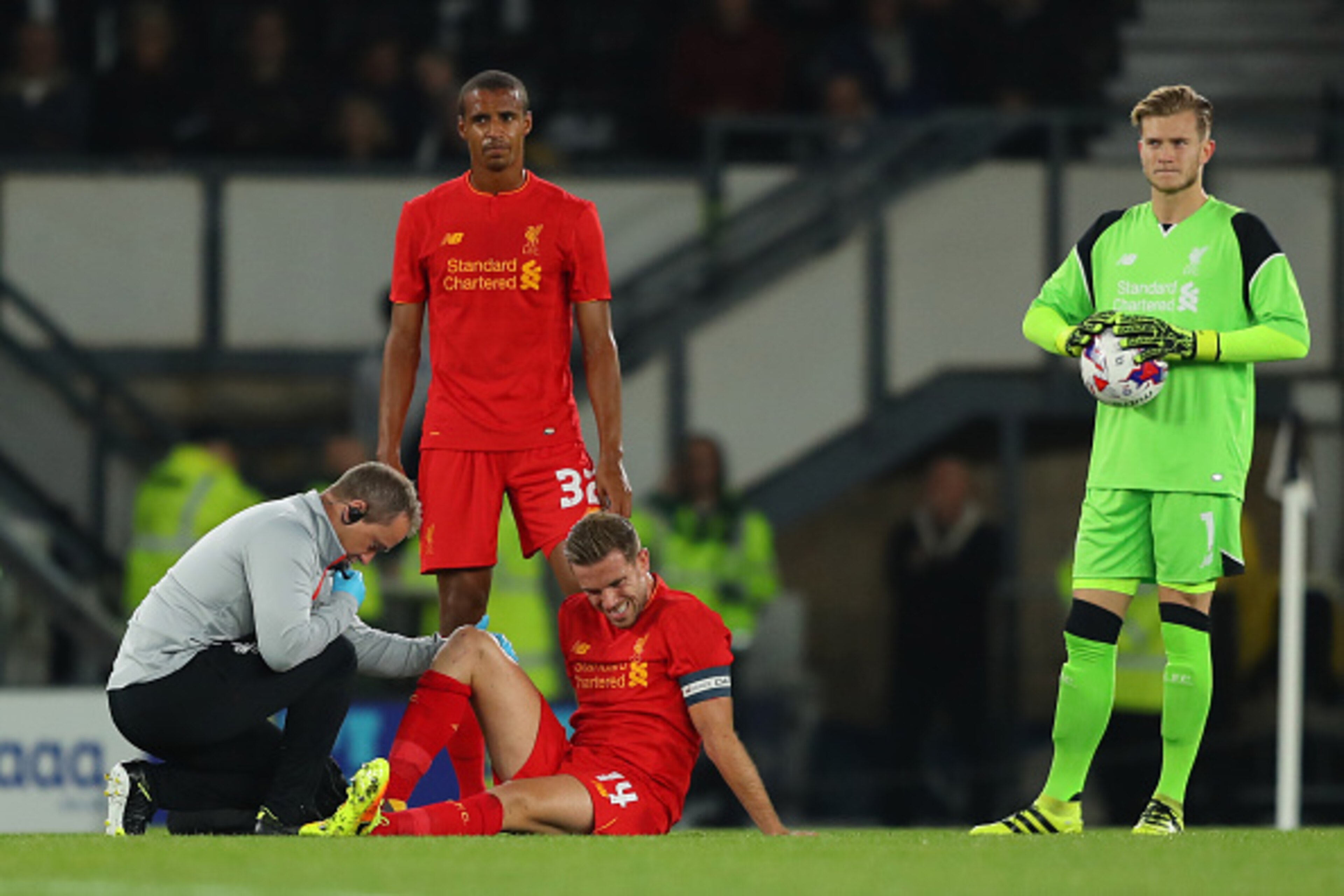 DERBY, ENGLAND - SEPTEMBER 20: Jordan Henderson of Liverpool recievs treatment following an injury during the EFL Cup Third Round match between Derby County and Liverpool at iPro Stadium on September 20, 2016 in Derby, England. (Photo by Richard Heathco DERBY, ENGLAND - SEPTEMBER 20: Jordan Henderson of Liverpool recievs treatment following an injury during the EFL Cup Third Round match between Derby County and Liverpool at iPro Stadium on September 20, 2016 in Derby, England. (Photo by Richard Heathco