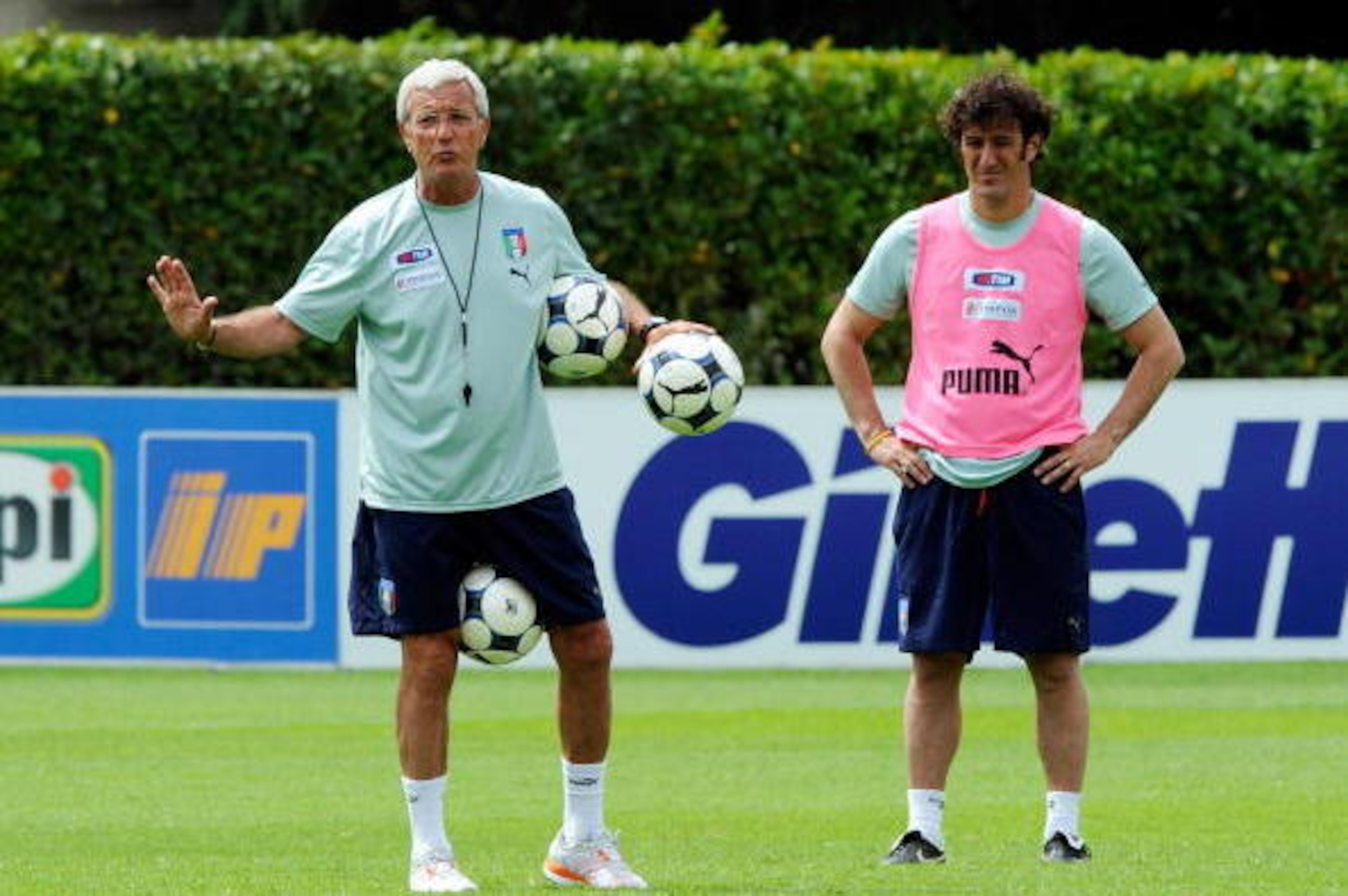 FLORENCE, ITALY - JUNE 05: Head coach Marcello Lippi (L) of Italy gestures alongside his assistent Ciro Ferrara during a training session on June 5, 2009 in Florence, Italy.  (Photo by Claudio Villa/Getty Images)