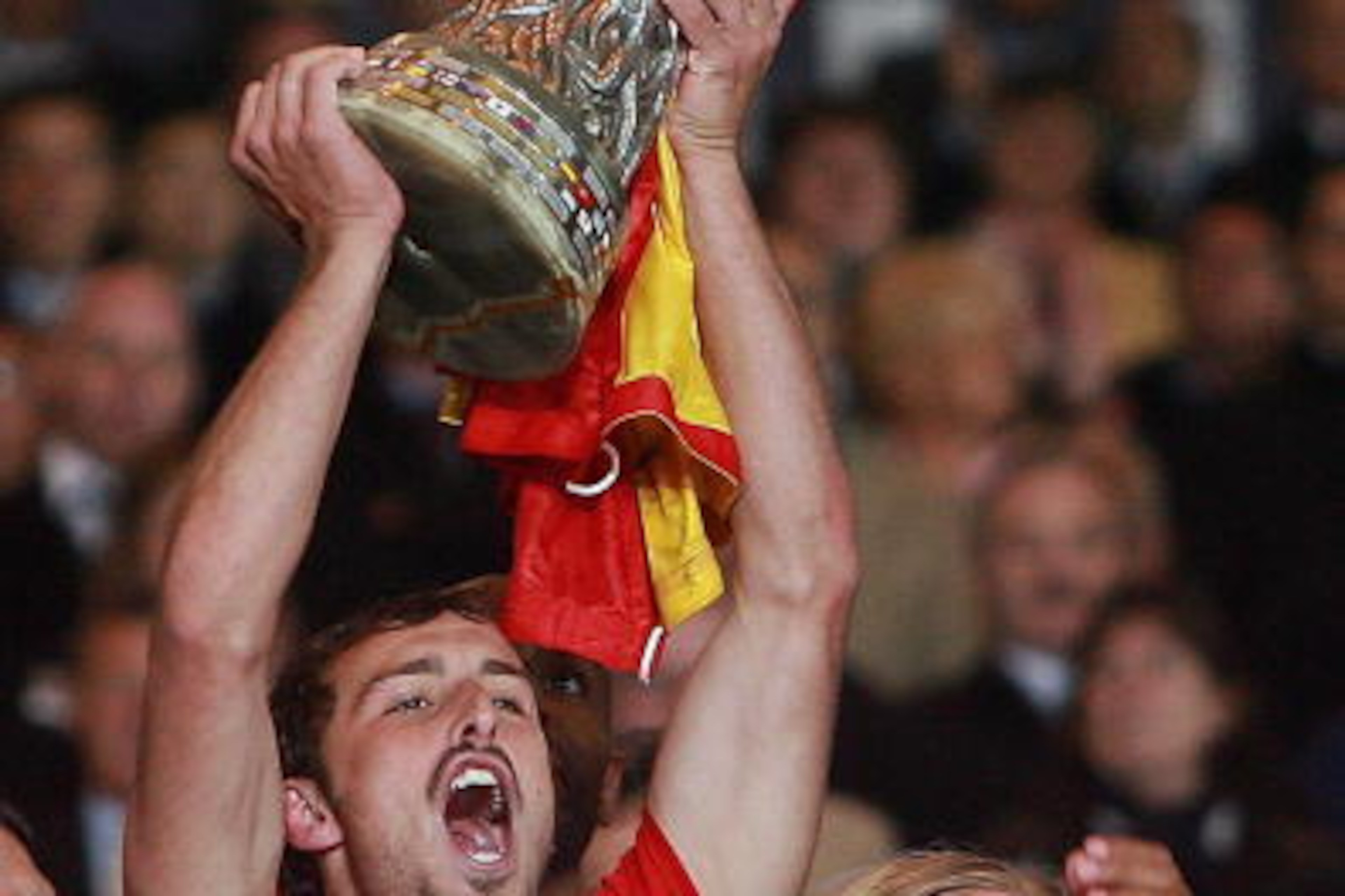 Glasgow, UNITED KINGDOM: Sevilla's Spanish defender Antonio Puerta holds the trophy as they win the UEFA Cup final football match against Espanyol on penalties at Hampden Park stadium in Glasgow, Scotland, 16 May 2007. AFP PHOTO/FRANCK FIFE (Photo credit 