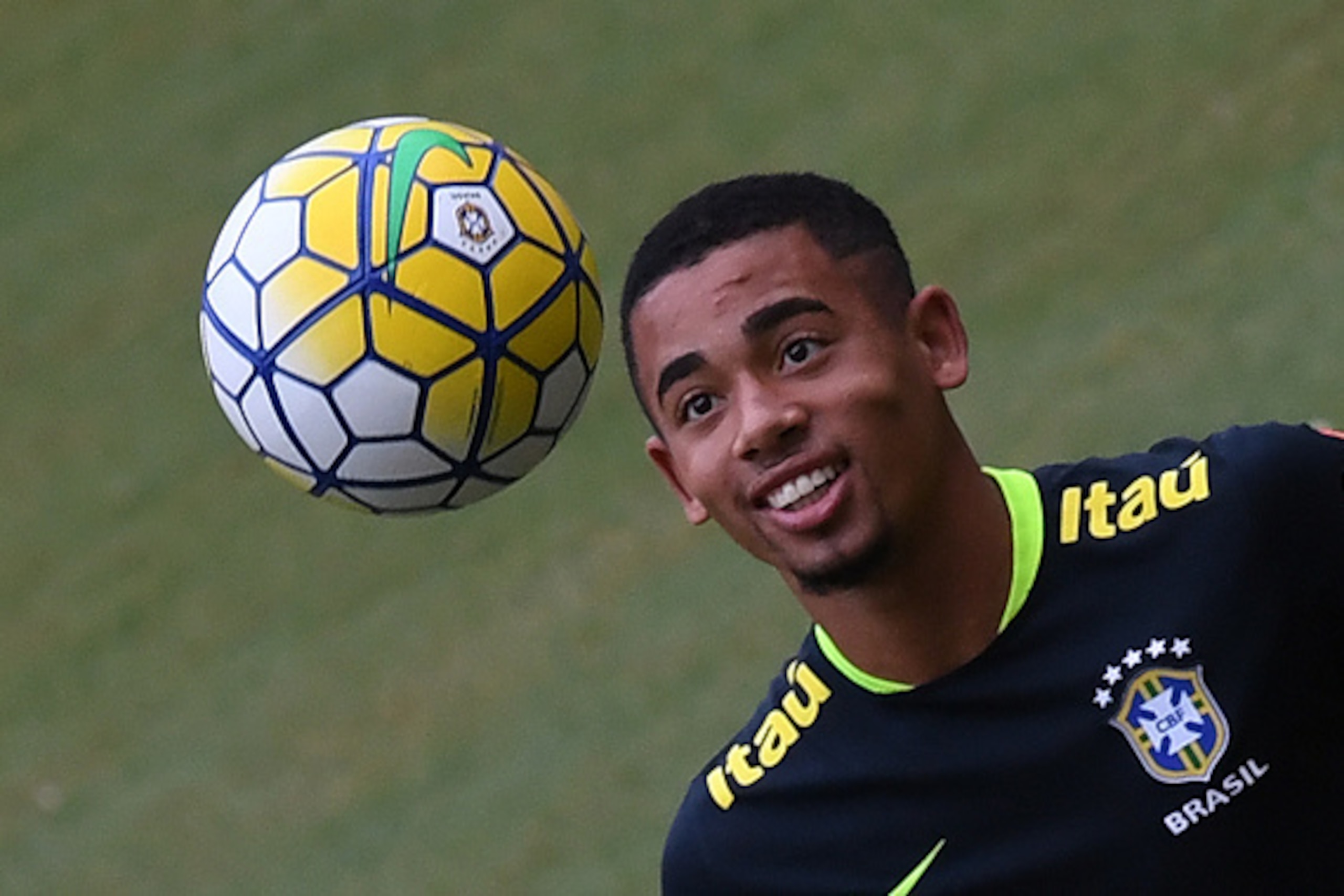 Brazil's player Gabriel Jesus takes part in a training session on September 5, 2016 at the Arena Amazonia stadium in Manaus, Brazil, on the eve of their Russia 2018 World Cup football qualifier match against Colombia. / AFP / VANDERLEI ALMEIDA        (Pho