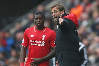 SWANSEA, WALES - MAY 01:  Jurgen Klopp, manager of Liverpool talks with Sheyi Ojo of Liverpool during the Barclays Premier League match between Swansea City and Liverpool at The Liberty Stadium on May 1, 2016 in Swansea, Wales.  (Photo by Steve Bardens/Ge