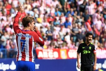 Atletico Madrid's French forward Antoine Griezmann celebrates after scoring during the Spanish league football match Club Atletico de Madrid vs Real Sporting de Gijon at the Vicente Calderon stadium in Madrid on September 17, 2016. / AFP / GERARD JULIEN  
