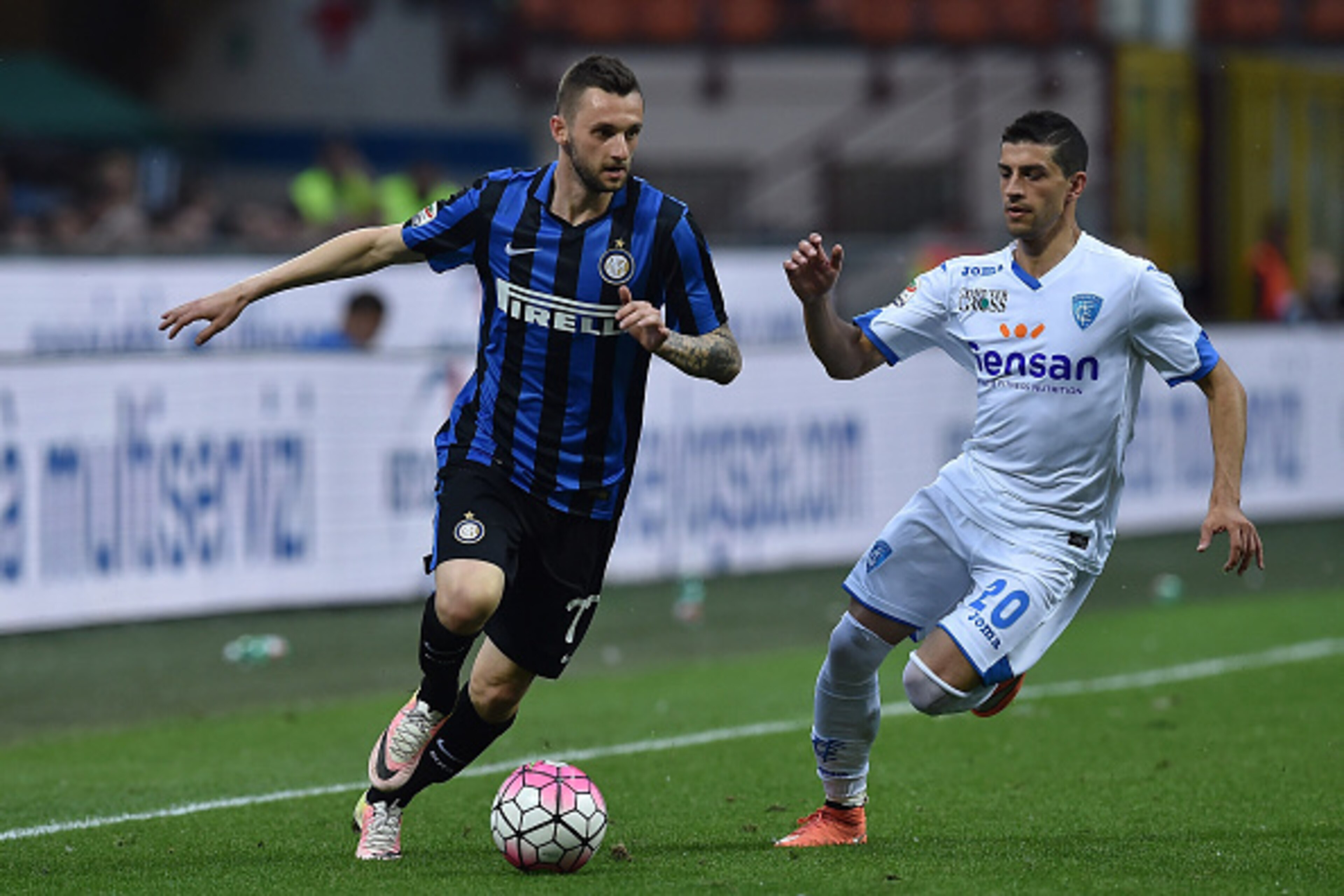 MILAN, ITALY - MAY 07:  Marcelo Brozovic (L) of FC Internazionale Milano is challenged by Manuel Pucciarelli of Empoli FC during the Serie A match between FC Internazionale Milano and Empoli FC  at Stadio Giuseppe Meazza on May 7, 2016 in Milan, Italy.  (