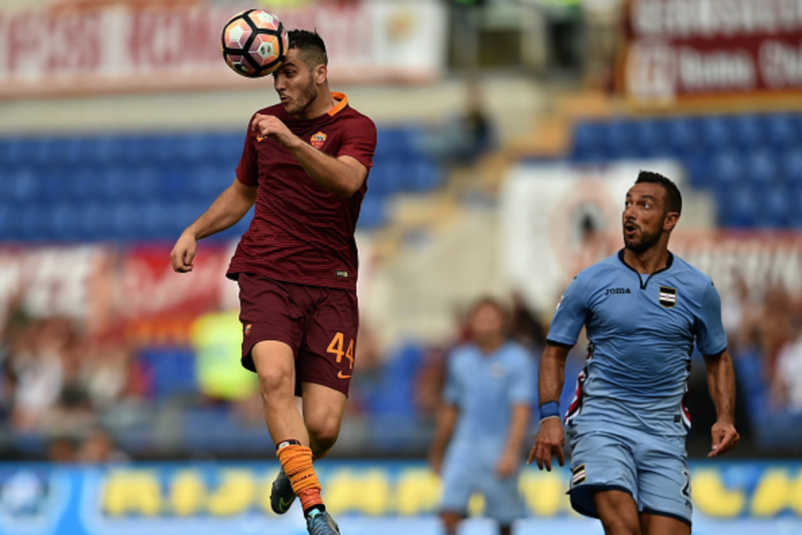 TOPSHOT - AS Roma's defender from Greece Kostas Manolas (L) fights for the ball with Sampdoria's forward Fabio Quagliarella during the Italian Serie A football match between As Roma and Sampdoria on September 11, 2016 at Olympic stadium in Rome. / AFP / A