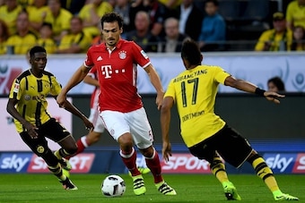 Bayern Munich's defender Mats Hummels (C) fights for the ball with Dortmund's Gabonese striker Pierre-Emerick Aubameyang during the German Super Cup football match final Borussia Dortmund vs FC Bayern Munich in Dortmund on August 14, 2016. / AFP / PATRIK 
