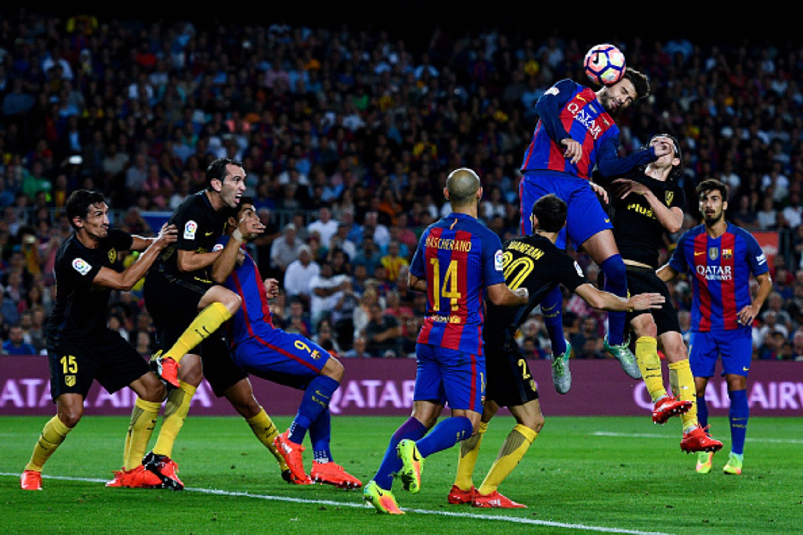 BARCELONA, SPAIN - SEPTEMBER 21:  Gerard Pique of FC Barcelona heads the ball towards goal during the La Liga match between FC Barcelona and Club Atletico de Madrid at the Camp Nou stadium on September 21, 2016 in Barcelona, Spain.  (Photo by David Ramos/