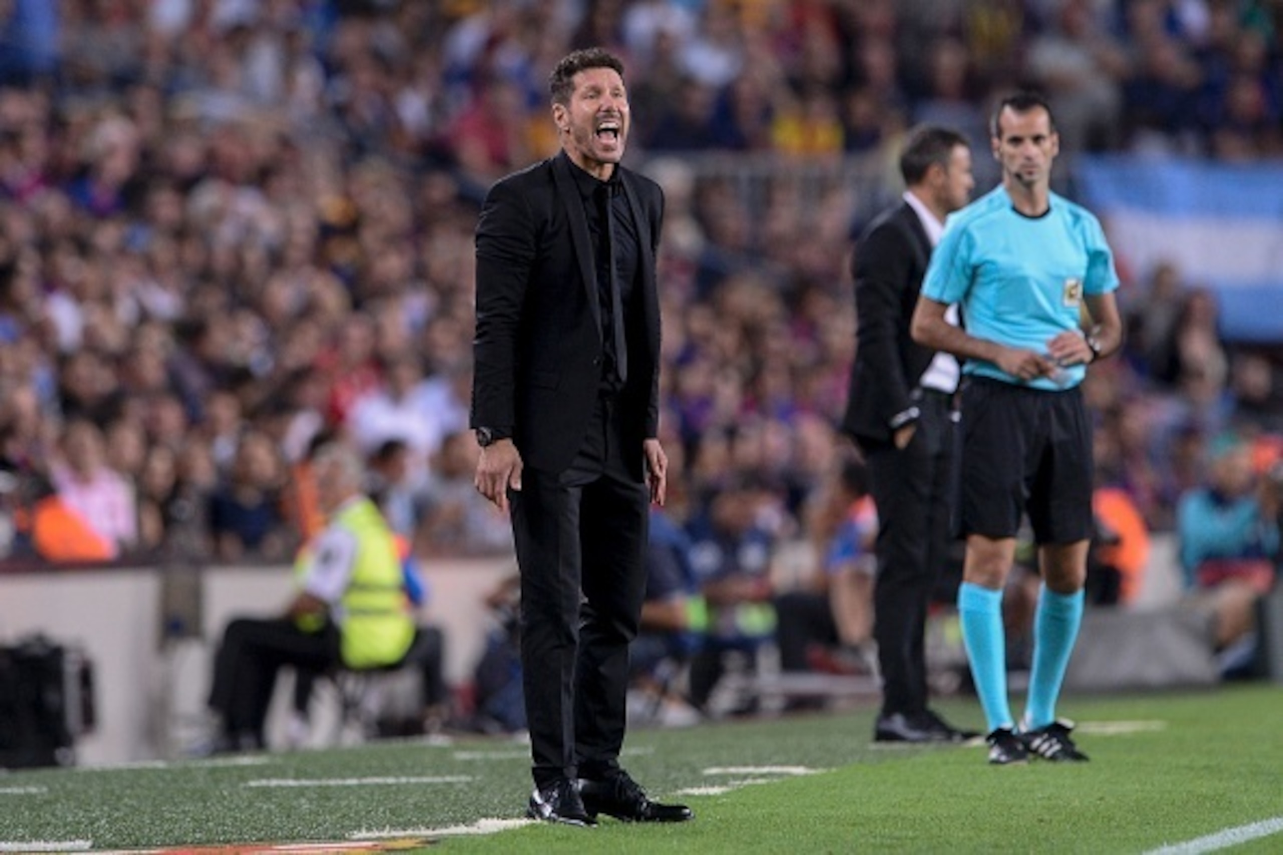 Atletico Madrid's Argentinian coach Diego Simeone shouts from the sideline during the Spanish league football match FC Barcelona vs Atletico de Madrid at the Camp Nou stadium in Barcelona on September 21, 2016. / AFP / JOSEP LAGO        (Photo credit shou