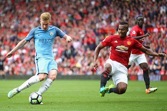 MANCHESTER, ENGLAND - SEPTEMBER 10:  Kevin De Bruyne of Manchester City is challenged by Antonio Valencia of Manchester United during the Premier League match between Manchester United and Manchester City at Old Trafford on September 10, 2016 in Mancheste