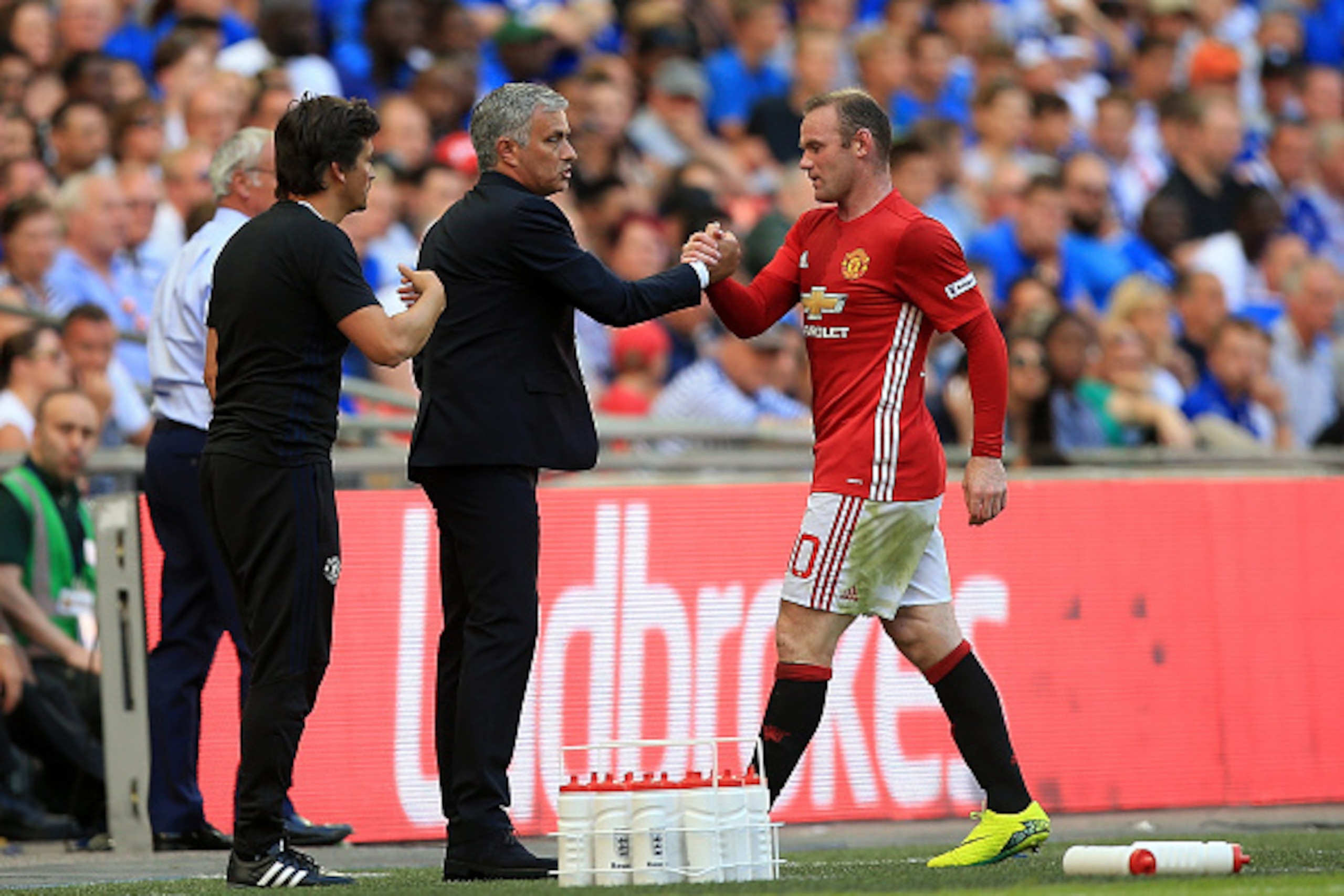 LONDON, ENGLAND - AUGUST 07:  Wayne Rooney of Manchester United shakes the hand of Manchester United manager Jose Mourinho during The FA Community Shield between Leicester City and Manchester United at Wembley Stadium on August 7, 2016 in London, England.
