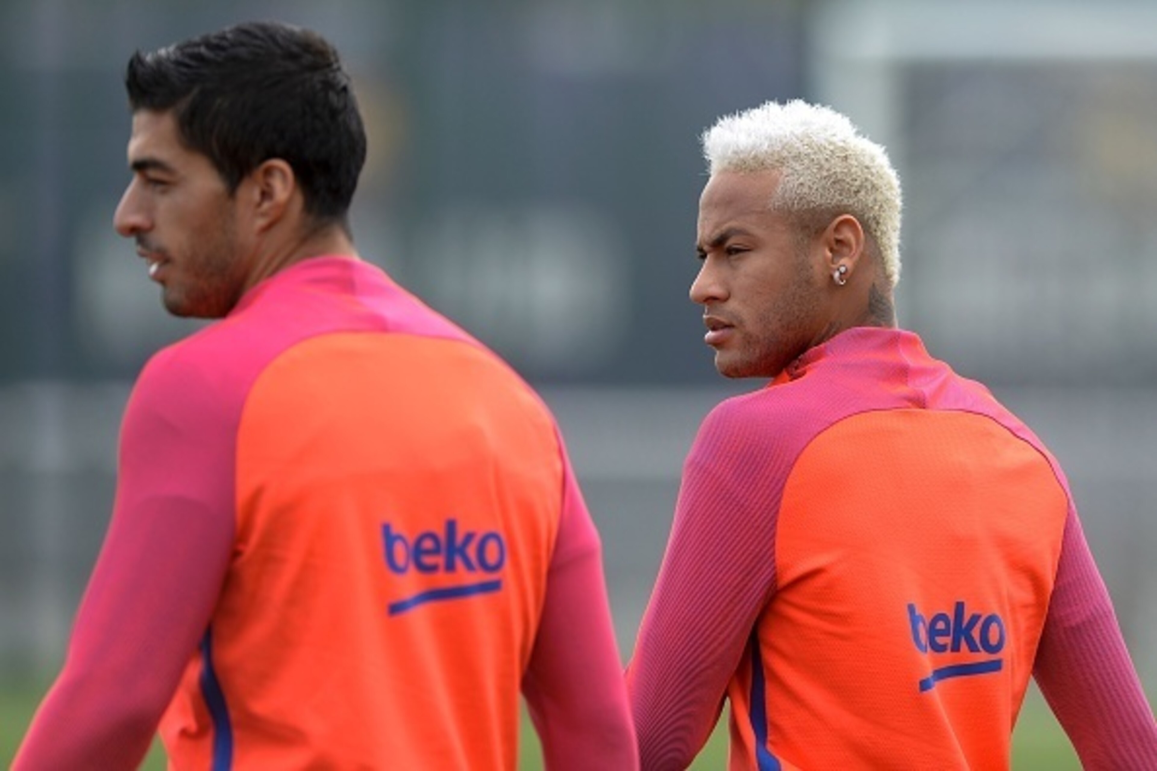 Barcelona's Brazilian forward Neymar (R) and Barcelona's Uruguayan forward Luis Suarez arrive before a training session at the Sports Center FC Barcelona Joan Gamper in Sant Joan Despi, near Barcelona on September 20, 2016. / AFP / JOSEP LAGO (Pho Barcelona's Brazilian forward Neymar (R) and Barcelona's Uruguayan forward Luis Suarez arrive before a training session at the Sports Center FC Barcelona Joan Gamper in Sant Joan Despi, near Barcelona on September 20, 2016. / AFP / JOSEP LAGO (Pho