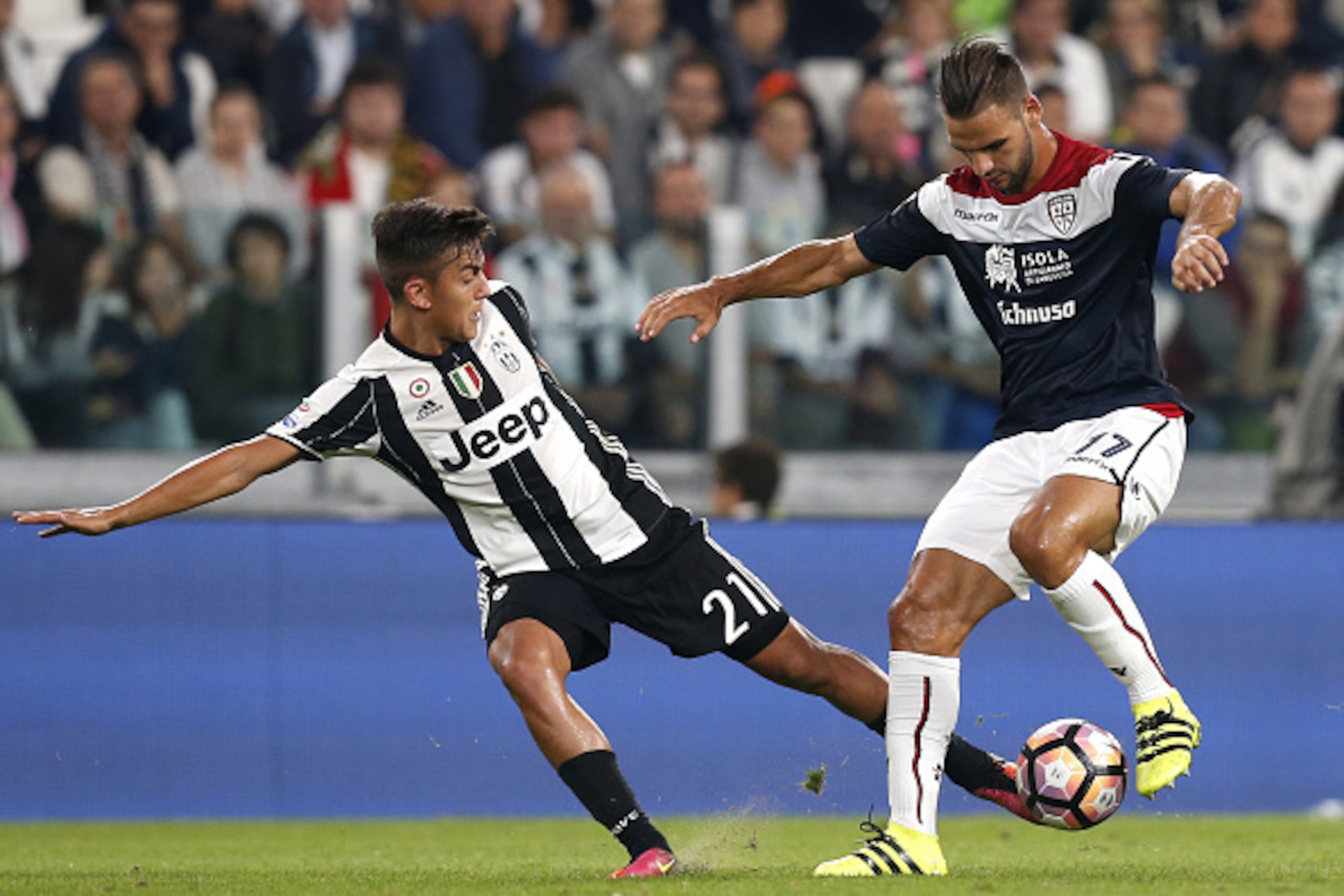 Juventus' Argentinian forward Paulo Dybala (L) vies with Cagliari's Brazilian forward Diego Farias during the Italian Serie A football match between Juventus and Cagliari on September 21, 2016 at Juventus Stadium in Turin.  / AFP / MARCO BERTORELLO       