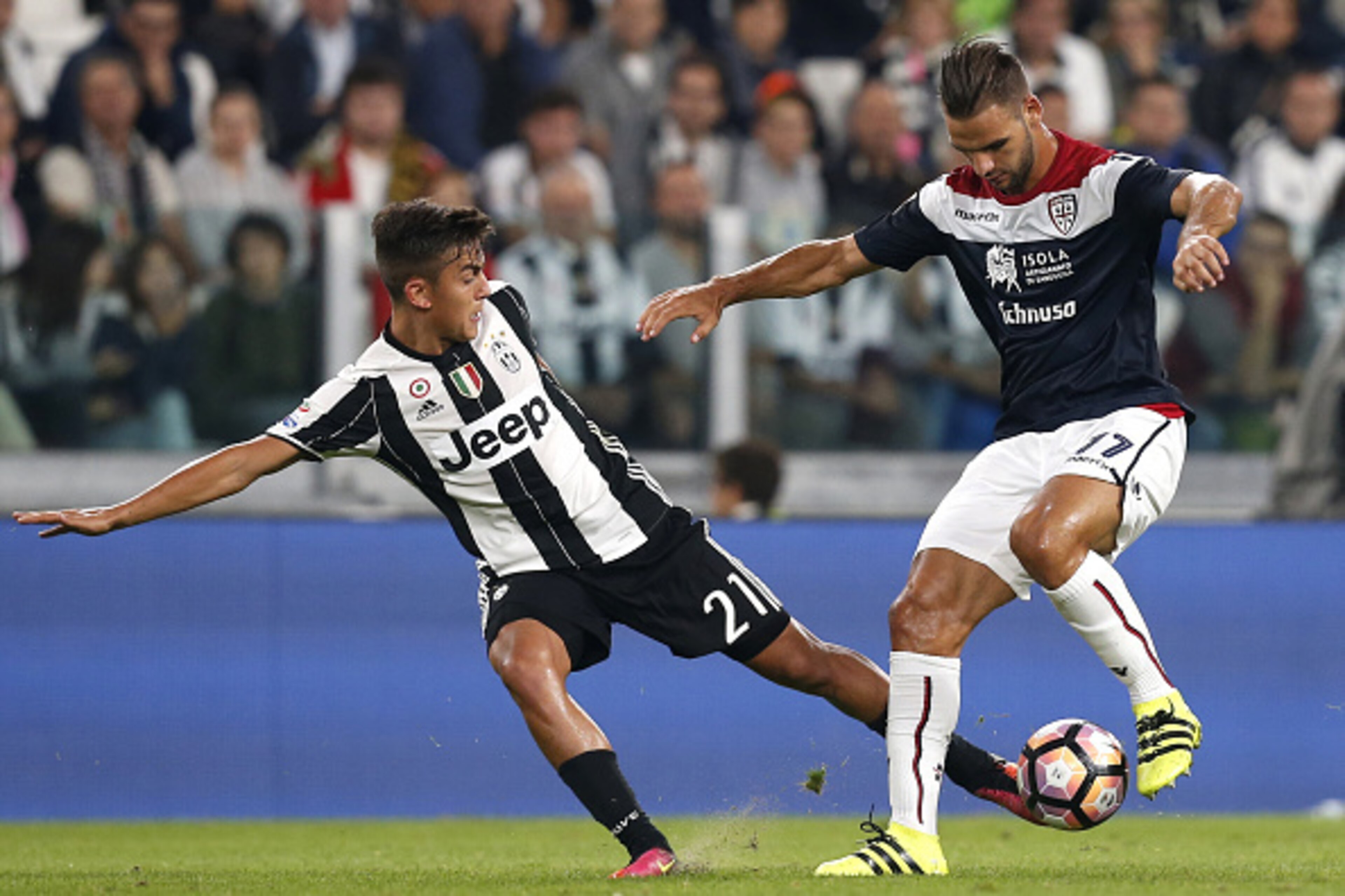 Juventus' Argentinian forward Paulo Dybala (L) vies with Cagliari's Brazilian forward Diego Farias during the Italian Serie A football match between Juventus and Cagliari on September 21, 2016 at Juventus Stadium in Turin.  / AFP / MARCO BERTORELLO       