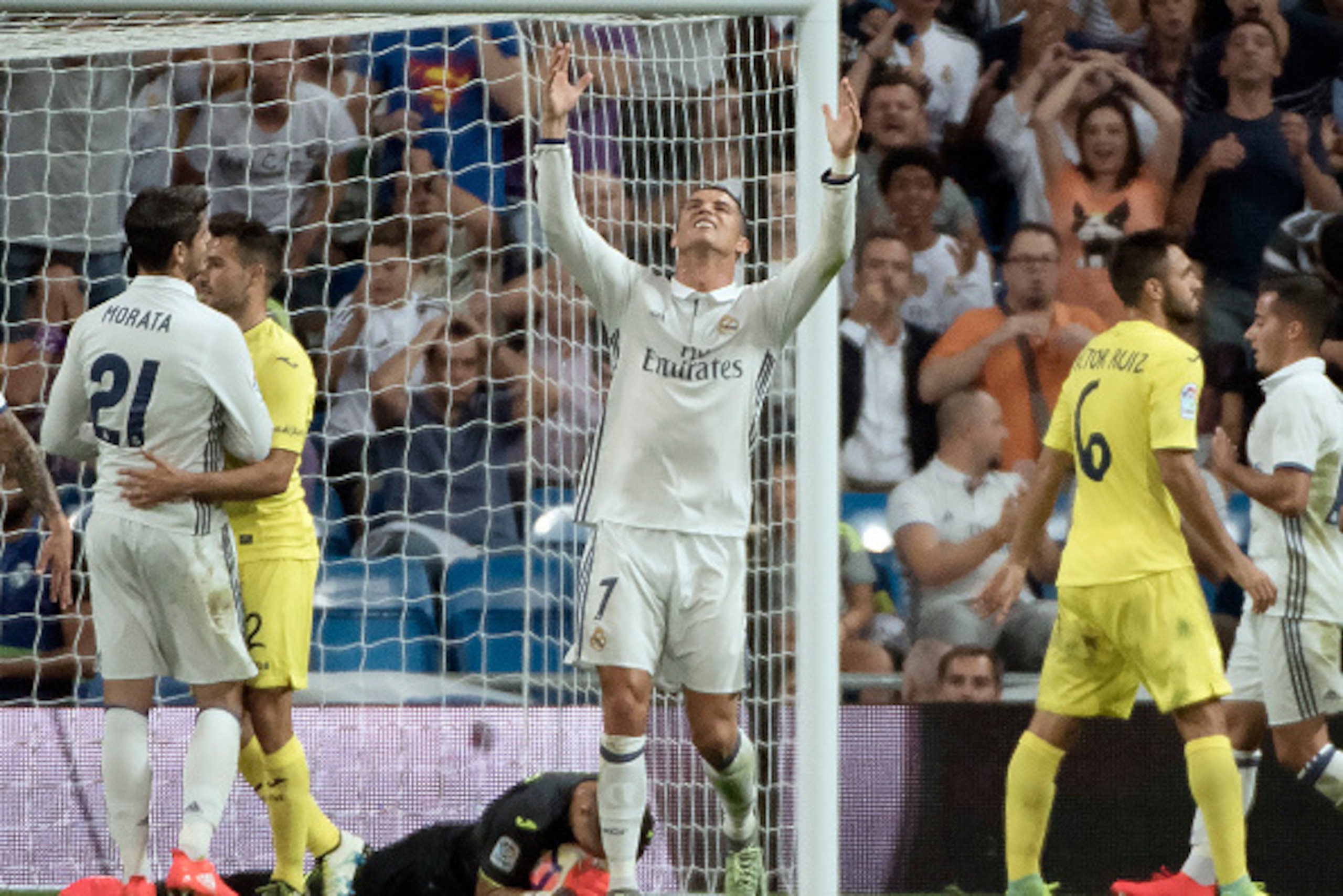 Real Madrid's Portuguese forward Cristiano Ronaldo (C) gestures after missing a goal during the Spanish league football match Real Madrid CF vs Villarreal CF at the Santiago Bernabeu stadium in Madrid on September 21, 2016. / AFP / CURTO DE LA TORRE      