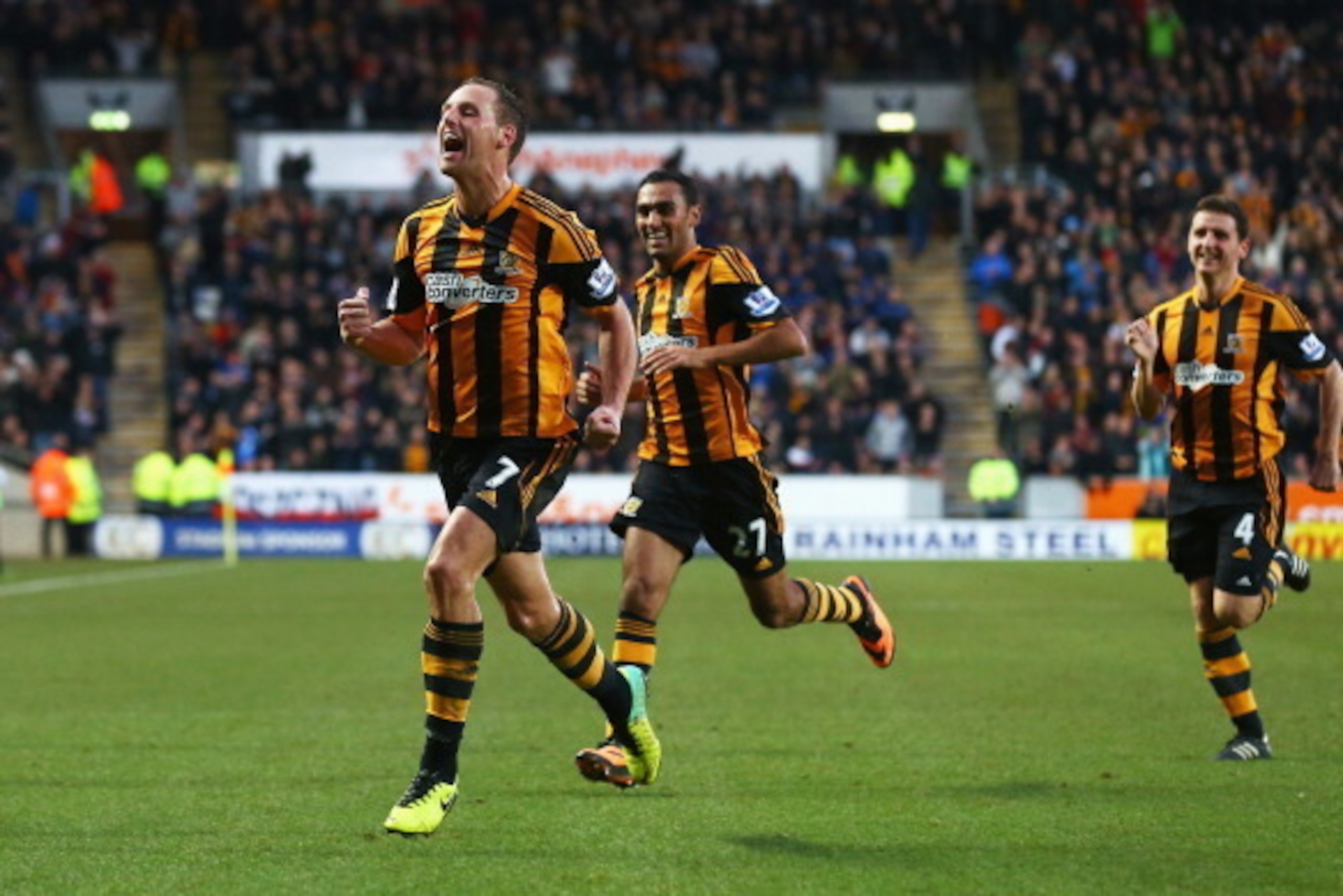 HULL, ENGLAND - DECEMBER 01:  David Meyler (L) of Hull City celebrates scoring his team's second goal with team mates during the Barclays Premier League match between Hull City and Liverpool at KC Stadium on December 1, 2013 in Hull, England.  (Photo by M