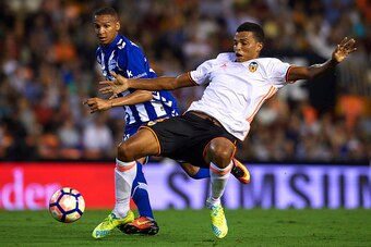 VALENCIA, SPAIN - SEPTEMBER 22:  Aderlan Santos (R) of Valencia competes for the ball with Deyverson of Deportivo Alaves during the La Liga match between Valencia CF and Deportivo Alaves at Mestalla Stadium on September 22, 2016 in Madrid, Spain.  (Photo 