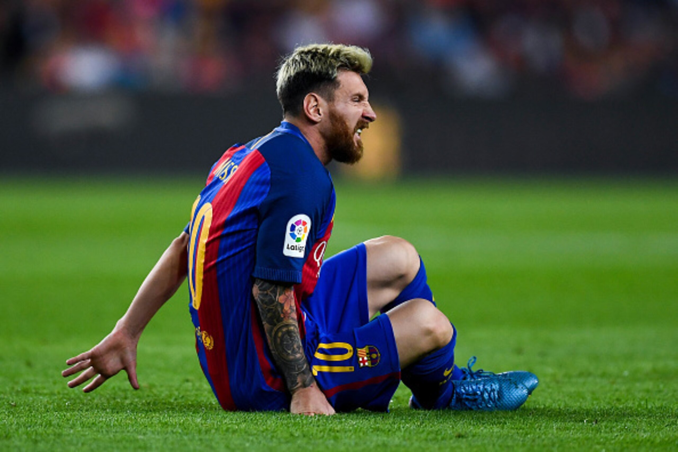 BARCELONA, SPAIN - SEPTEMBER 21:  Lionel Messi of FC Barcelona reacts injured on the pitch during the La Liga match between FC Barcelona and Club Atletico de Madrid at the Camp Nou stadium on September 21, 2016 in Barcelona, Spain.  (Photo by David Ramos/