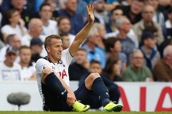 Tottenham Hotspur's English striker Harry Kane gestures to the bench after picking up an injury during the English Premier League football match between Tottenham Hotspur and Sunderland at White Hart Lane in London, on September 18, 2016. / AFP / Ian KING