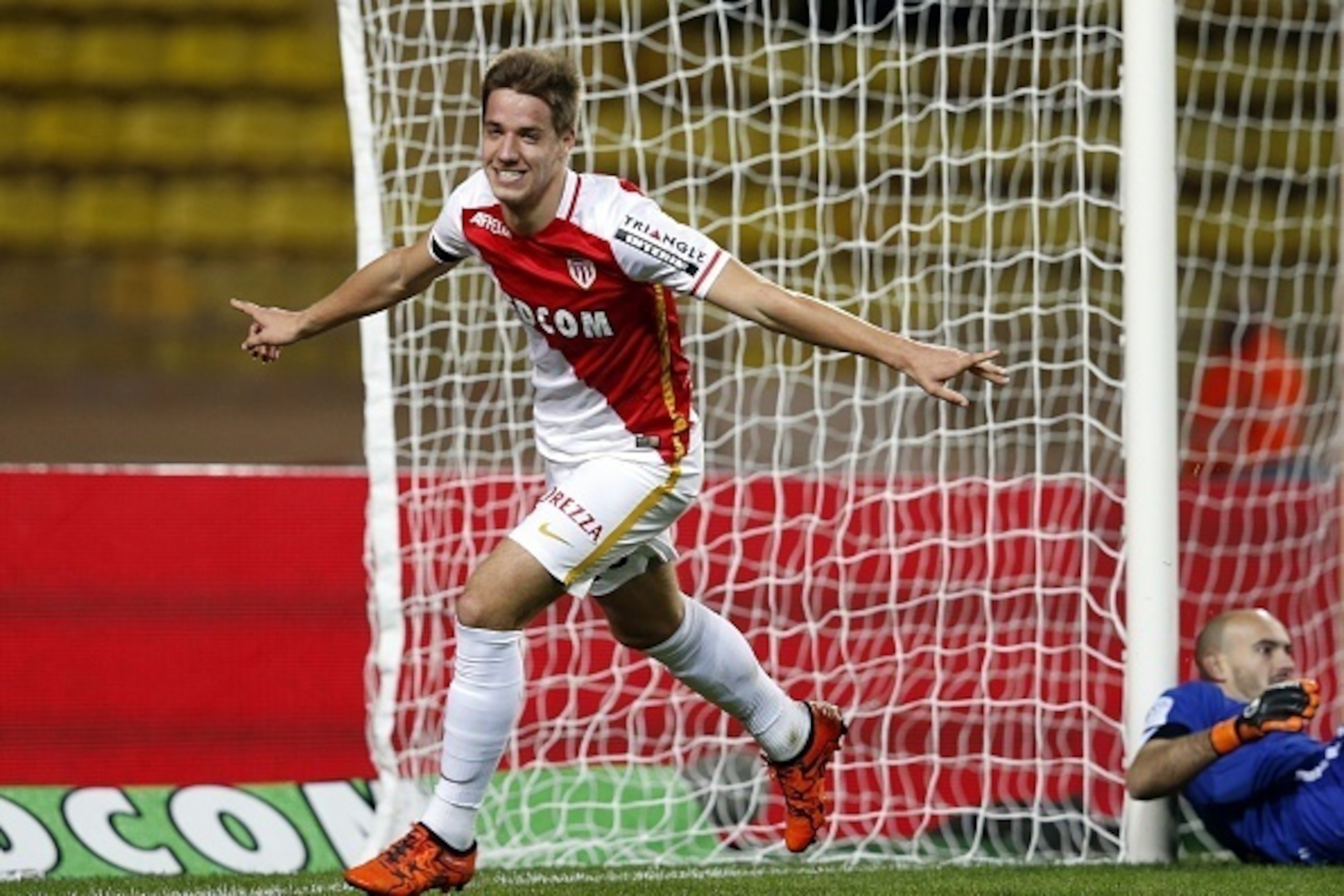 Monaco's Croatian midfielder Mario Pasalic celebrates after scoring a goal during the French L1 football match Monaco between and Nantes on november 21, 2015 at the'Louis II Stadium in Monaco.  AFP PHOTO / VALERY HACHE        (Photo credit should read VAL