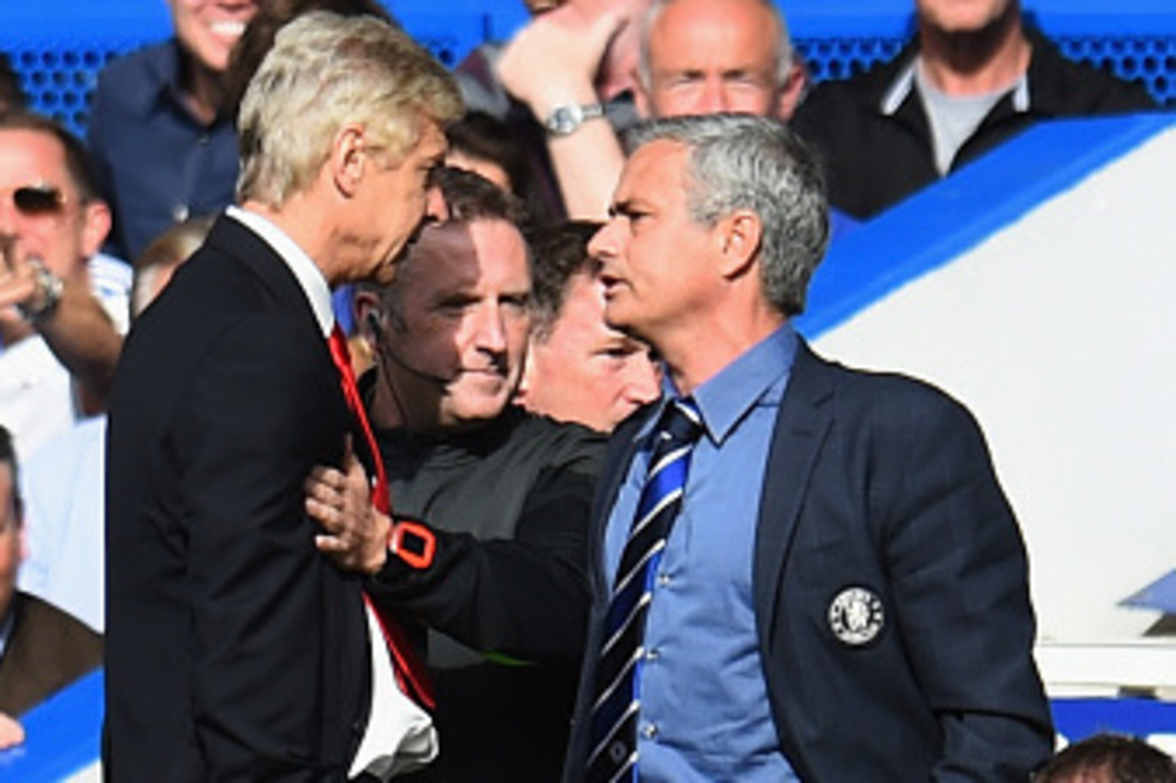 LONDON, ENGLAND - OCTOBER 05:  Fourth Official Jonathan Moss comes between Managers Arsene Wenger of Arsenal and Jose Mourinho manager of Chelsea during the Barclays Premier League match between Chelsea and Arsenal at Stamford Bridge on October 4, 2014 in