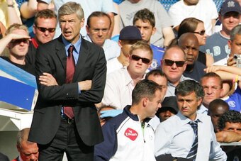London, UNITED KINGDOM:  Arsene Wenger (L)  manager of Arsenal, and Chelsea counterpart Jose Mourinho watch their teams during a premiership match at Stamford Bridge in west London, 21 August  2005.The teams are tied at 0-0 at half time. AFP PHOTO / ODD A