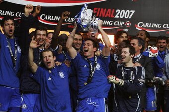 CARDIFF, UNITED KINGDOM - FEBRUARY 25: Frank Lampard of Chelsea lifts the trophy as the Chelsea players celebrate following their victory at the end of the Carling Cup Final match between Chelsea and Arsenal at the Millennium Stadium on February 25, 2007 