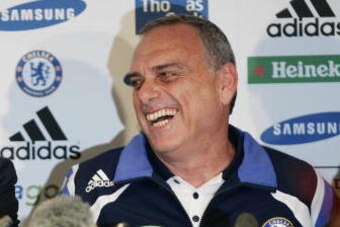 New Chelsea manager Avram Grant (R) attends a press conference at Chelsea's home ground of Stamford Bridge, the day after Jose Mourinho resigned, 21 September 2007. Arsenal manager Arsene Wenger has admitted he was sad to see Jose Mourinho leave Chelsea d